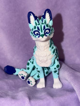 Serval Tacheté - Moyen - Bleu & Canard Créations Sortilege