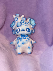 Pixie Sakura Bleu Azure Moyen - Œuvre Originale - Peinte à la Main Créations Sortilege