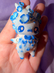 Pixie Sakura Bleu Azure Moyen - Œuvre Originale - Peinte à la Main Créations Sortilege